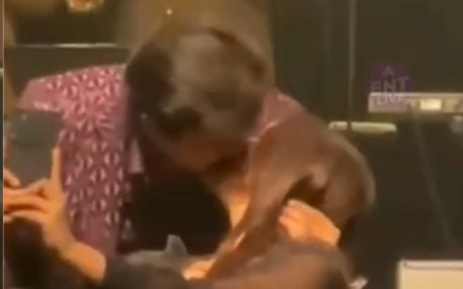 Nam ca sĩ 69 tuổi bị vợ cũ đệ đơn kiện hậu ồn ào hôn môi khán giả nữ Ảnh 2