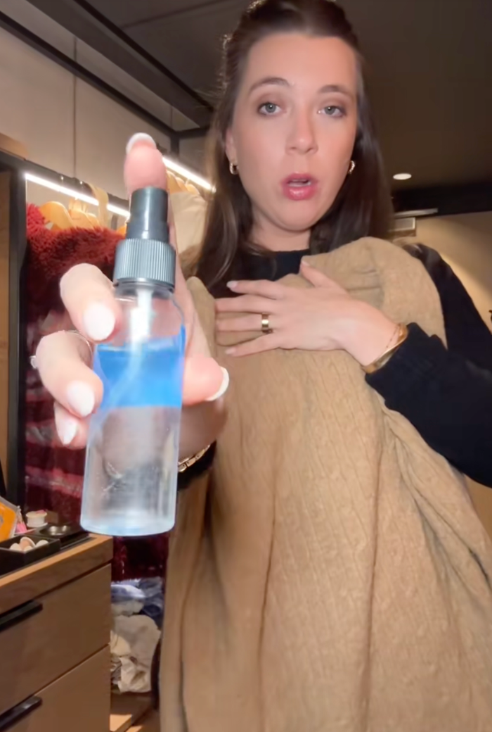 Fashionista Katie Patch cho biết cô thường xuyên sử dụng rượu vodka để khử mùi hôi trên quần áo. 