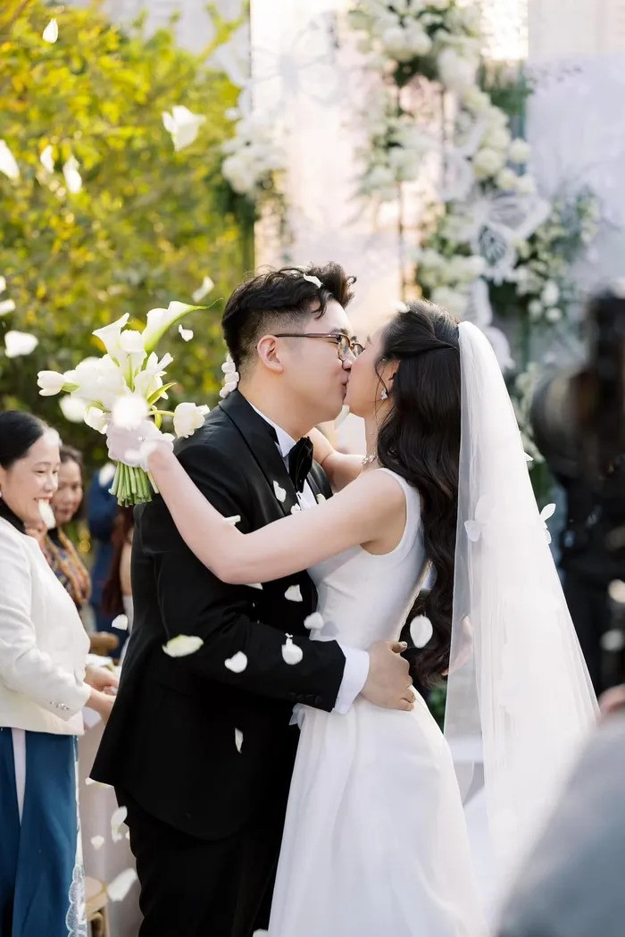 Hoa hậu Kỳ Duyên xúc động trong lễ cưới riêng tư. (Ảnh FBNV)