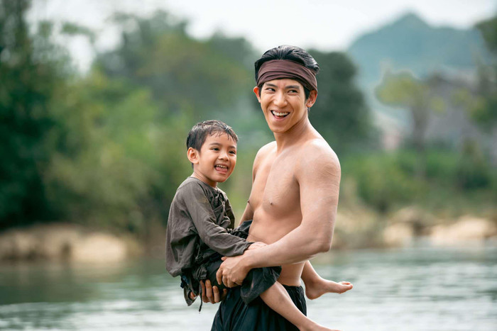 Với nhân vật Đinh trong “Đèn Âm Hồn”, Phú Thịnh mạo hiểm thử sức với một vai diễn gai góc, đầy thử thách. Ban đầu, anh thậm chí bị loại khỏi dự án chỉ sau ba ngày thử vai vì vẻ ngoài quá hiền, hiện đại và không phù hợp với hình tượng nhân vật. Thay vì bỏ cuộc, anh quyết tâm thay đổi ngoại hình bằng cách nhuộm da, rèn luyện thể lực và xây dựng phong thái phong trần hơn. Chính sự kiên trì này đã giúp anh giành lại vai diễn và tạo nên một nhân vật Đinh đầy thuyết phục trên màn ảnh.