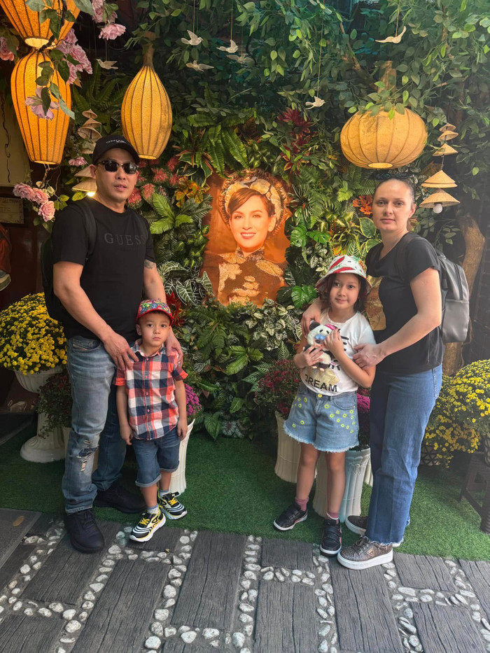 Gia đình em trai Phi Nhung về thăm quê hương. Ảnh: FBNV