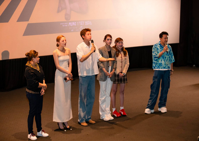 Dàn cast Bộ Tứ Báo Thủ của Trấn Thành trong một hoạt động giao lưu với khán giả.