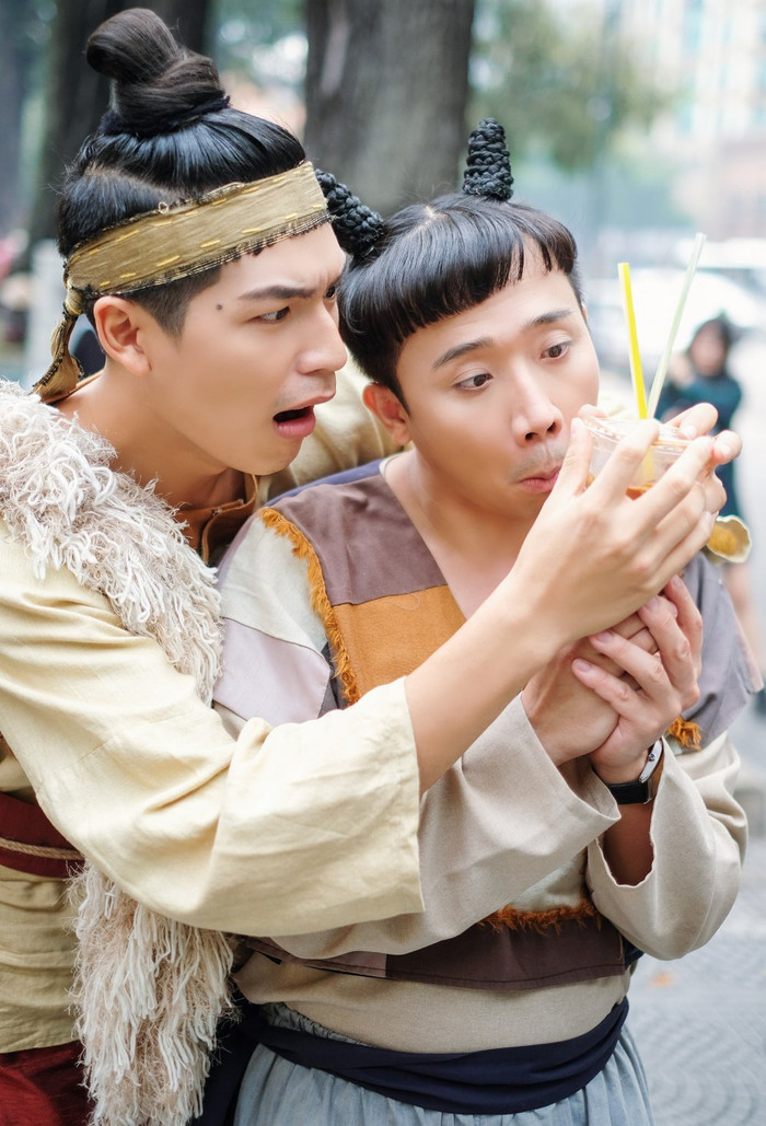 Quốc Anh (trái) và Trấn Thành tại hậu trường phim Trạng Quỳnh.