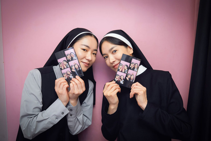 Ngoài Show Business, Song Hye Kyo còn đang tích cực quảng bá phim điện ảnh Dark Nuns.