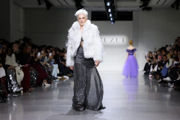 Mẹ tỷ phú Elon Musk được khen ngợi khí chất đẳng cấp khi diễn thời trang ở tuổi 76. 