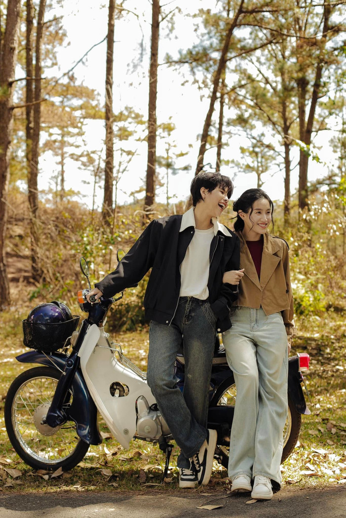 Vũ Cát Tường và Thu Trang chụp ảnh lãng mạn tại Đà Lạt. (Ảnh FBNV)