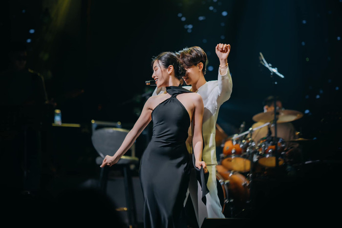 Vũ Cát Tường và vũ công Thu Trang biểu diễn ăn ý tại concert Người Bình Thường. (Ảnh FBNV)