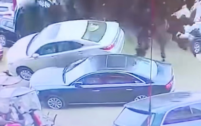 Cậu bé nghịch pháo làm hỏng nhiều siêu xe đậu trên đường, gia đình đối diện mức bồi thường gần 1 tỷ đồng Ảnh 2