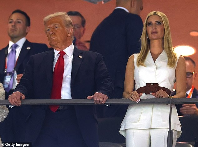 Ivanka Trump thể hiện gu ăn mặc đẳng cấp khi tham dự Super Bowl cùng cha Ảnh 2