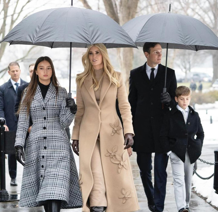 Ivanka Trump thể hiện gu ăn mặc đẳng cấp khi tham dự Super Bowl cùng cha Ảnh 8