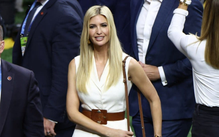 Ivanka Trump thể hiện gu ăn mặc đẳng cấp khi tham dự Super Bowl cùng cha Ảnh 2
