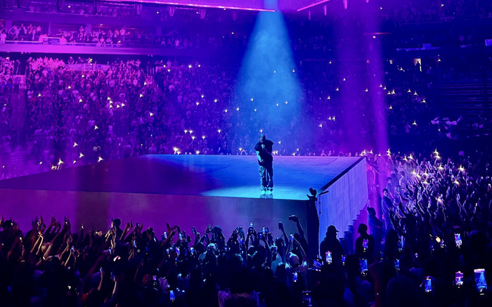 Nam ca sĩ tặng hơn 1 tỷ đồng tiền mặt cho khán giả trong đêm diễn Ảnh 2