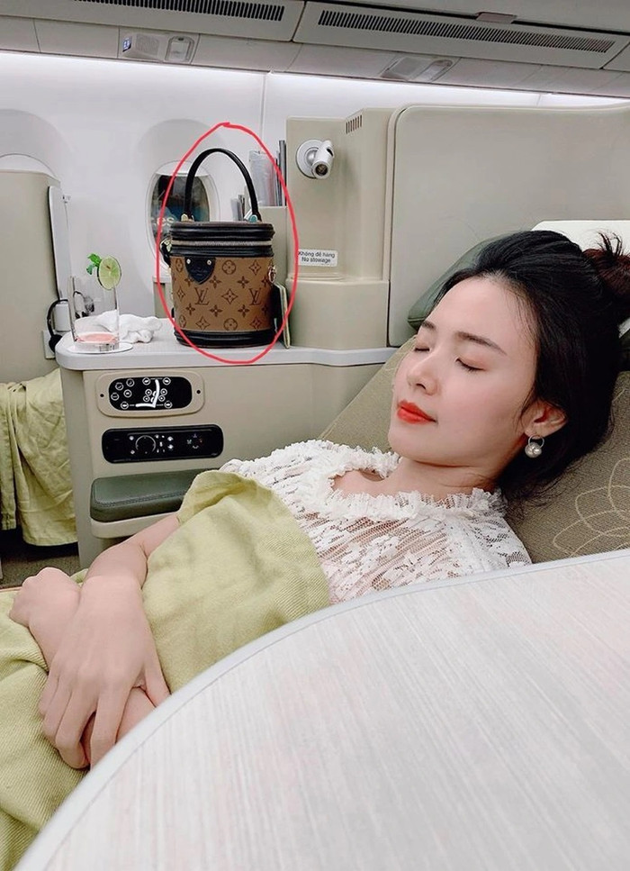 Midu từng trình báo cảnh sát địa phương vì bị mất túi hiệu và tiền mặt khi đi Hàn Quốc. (Ảnh FBNV)