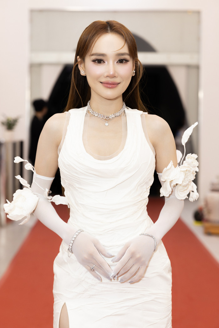 Nhã Phương cũng phối cùng bao tay mỏng tang nhưng cô kết hợp thêm dàn phụ kiện kim cương lấp lánh. (Ảnh tổng hợp)