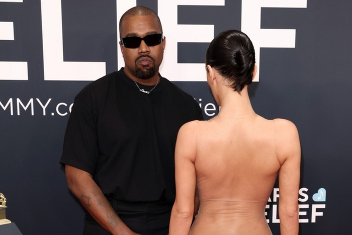 Kanye West gây sốc khi bị cáo buộc ép vợ mới Bianca Censori cởi đồ trên thảm đỏ Grammy 2025. 