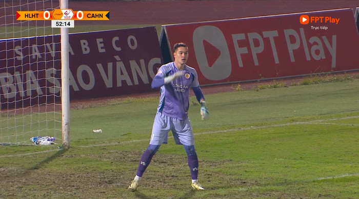 Sự xuất sắc của thủ môn Nguyễn Filip đã góp phần giúp CLB CAHN thoát thua trước Hà Tĩnh.