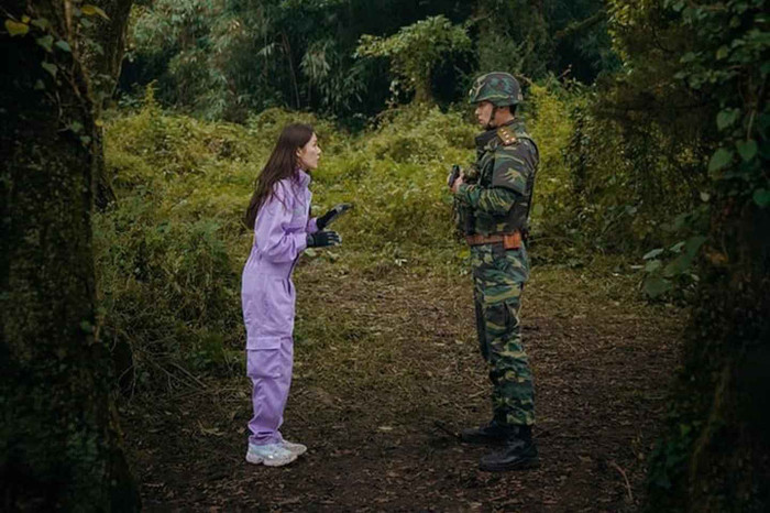 Nữ tổng tài gặp nạn rồi được chàng quân nhân Bắc Hàn giúp đỡ.