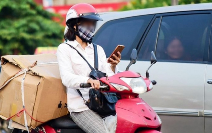 Dừng xe máy nghe điện thoại có thể bị phạt lên đến 14 triệu đồng nếu mắc lỗi này Ảnh 2