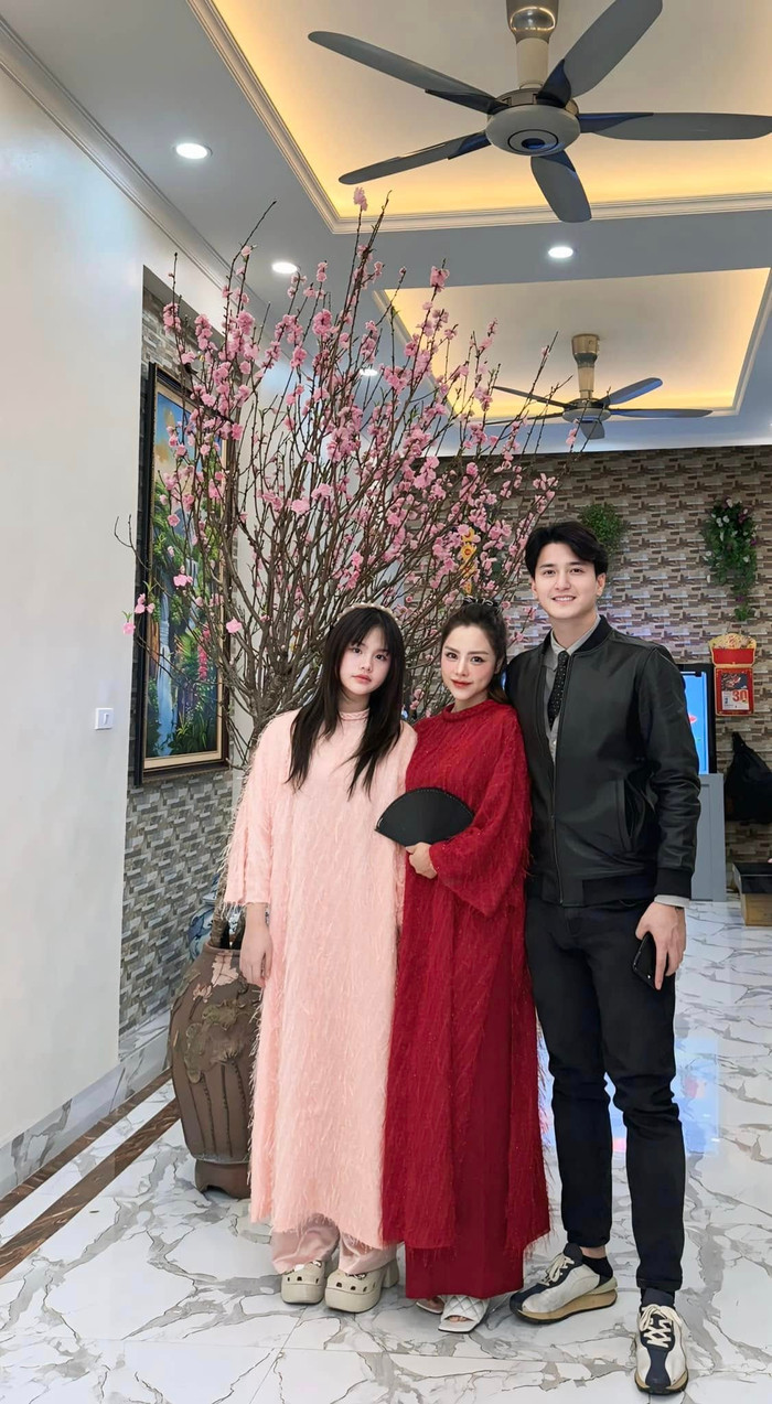 Vợ chồng MC Bạch Lan Phương trong dịp Tết vừa qua. (Ảnh FBNV)