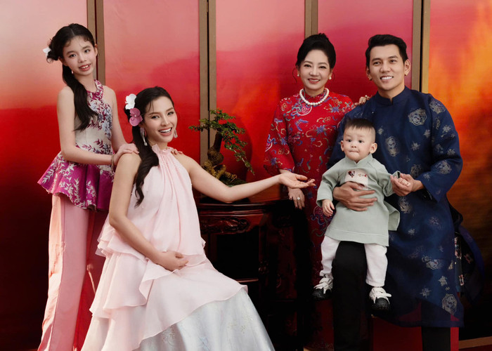 Phương Trinh Jolie trước khi sinh con đã tranh thủ chụp ảnh Tết cùng mẹ chồng và gia đình nhỏ. Ảnh: FBNV