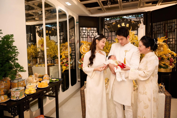 Vợ chồng Phương Trinh Jolie - Lý Bình xúc động trước món quà mẹ tặng cho con trai út. Ảnh: FBNV