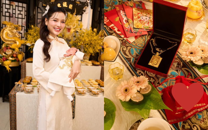 Sau đó Phương Trinh Jolie đã khoe những món quà con trai út nhận được trong tiệc đầy tháng. Nhiều khán giả suy đoán chiếc vòng vàng là do mẹ chồng nữ ca sĩ tặng cho cháu trai. Ảnh: FBNV