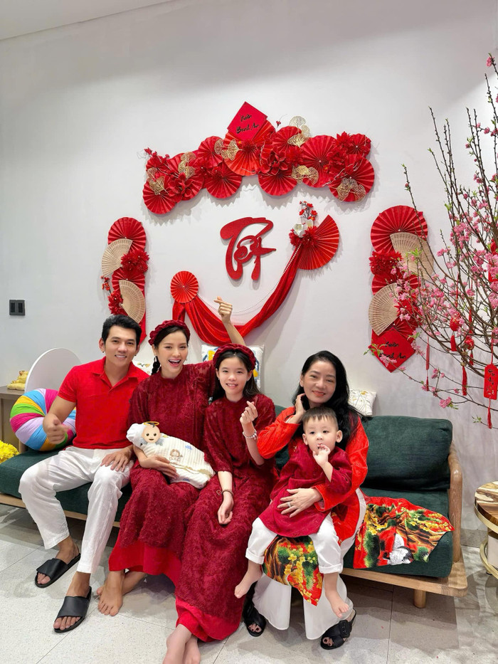 Mẹ chồng Phương Trinh Jolie hết mực yêu thương cháu, luôn giúp đỡ các con trong mọi công việc. Ảnh: FBNV