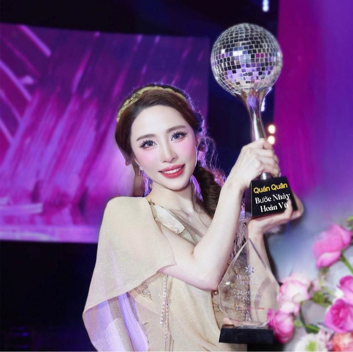 Quỳnh Nga giành cúp vô địch và giải Người đẹp toàn năng tại Bước Nhảy Hoàn Vũ. (Ảnh FBNV)