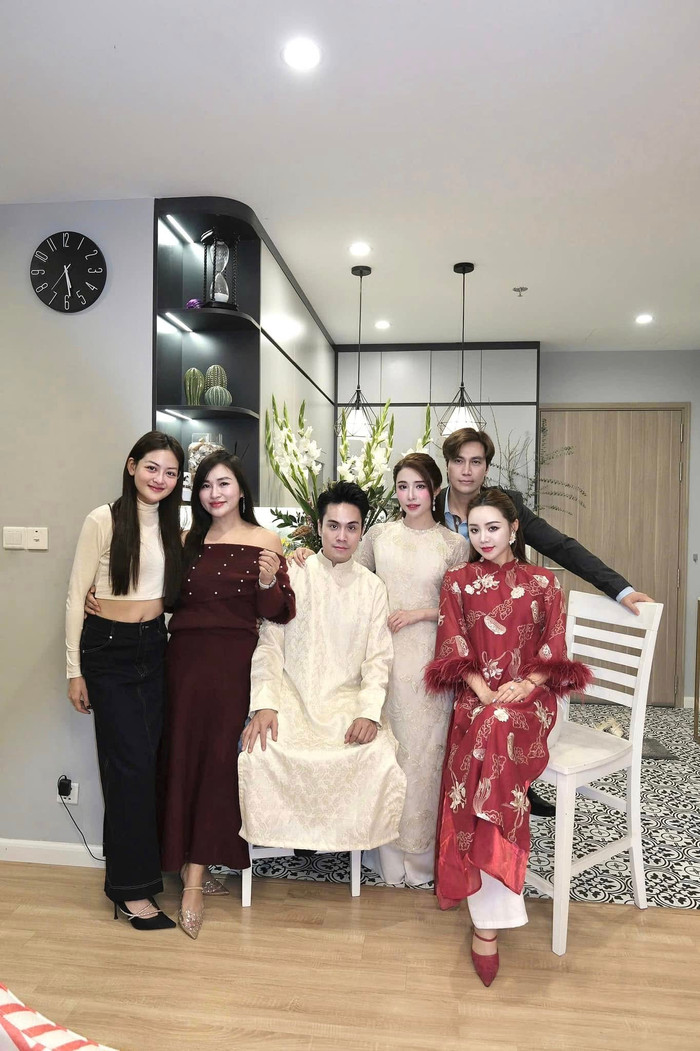 Khoảnh khắc Quỳnh Nga và Việt Anh chung khung hình bên bạn bè khiến nhiều khán giả quan tâm. Tuy vậy, cả hai từng phủ nhận chuyện hẹn hò. (Ảnh FBNV)