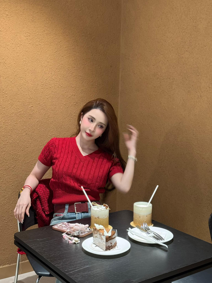 Nữ diễn viên dành thời gian gặp gỡ bạn bè và ăn mừng thành tích sau khi khép lại hành trình tại Bước Nhảy Hoàn Vũ. (Ảnh FBNV)