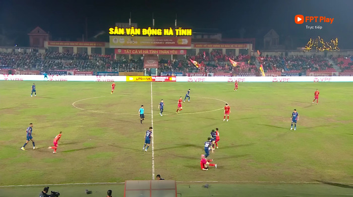 Mặt sân Hà Tĩnh thực sự rất tệ khi cỏ mọc không đồng đều. Ảnh chụp màn hình