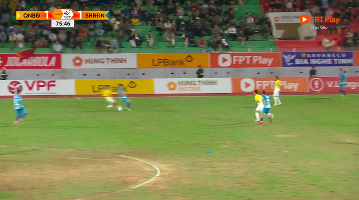 Mặt sân Quy Nhơn có thể nói là quá tệ nếu đặt vào môi trường chuyên nghiệp. Ảnh chụp màn hình