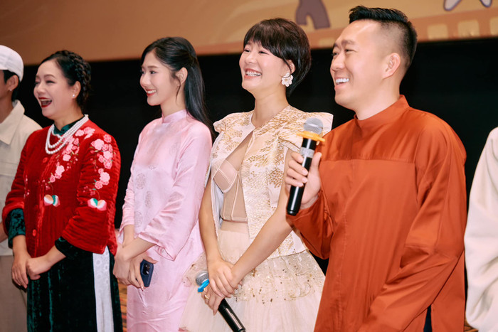 Dèn cast Đèn Âm Hồn từ trái sang: NSƯT Chiều Xuân, Diễm Trang, Hoàng Kim Ngọc, đạo diễn Hoàng Nam trong buổi giao lưu với khán giả - ĐPCC.