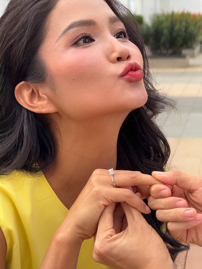 Hoa hậu H'Hen Niê chu môi, gương mặt lộ rõ sự hạnh phúc khi được bạn trai cầu hôn. (Ảnh: FBNV)