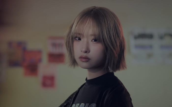 Nữ ca sĩ sinh năm 2007 gây 'nóng mắt' khi diện trang phục hở hang trong MV, dân mạng chỉ trích Ảnh 2