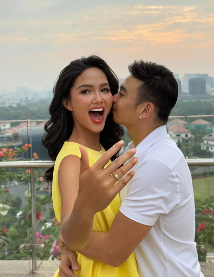 Showbiz 24h: H'Hen Niê và bạn trai đã nhận được nhiều lời chúc phúc từ đông đảo khán giả. Ảnh: FBNV