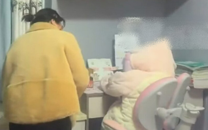 Thấy con gái không có động tĩnh gì thì vào phòng kiểm tra, người mẹ ngỡ ngàng khi phát hiện sự thật Ảnh 2