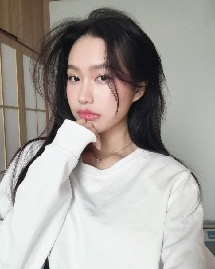 Loạt ảnh được Doãn Hải My khai thác ở nhiều góc chụp, tập trung vào đôi môi căng mọng, phủ sắc hồng dịu dàng. Có thể thấy, lớp màu phun đã bong hoàn toàn, phom dáng môi cũng trở về trạng thái tự nhiên, giúp Hải My tự tin ghi lại những khoảnh khắc ưng ý. Đây là lần gần nhất bà xã Đoàn Văn Hậu cập nhật tình trạng đôi môi sau khi trải qua thẩm mỹ. Ảnh: IGNV