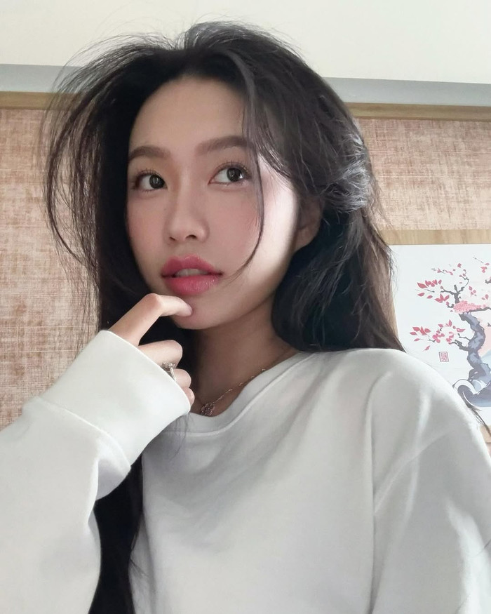 Trước thềm đón xuân Ất Tỵ, bà xã Đoàn Văn Hậu tiết lộ đã có một quyết định liều lĩnh và táo bạo, đó chính là lựa chọn phun môi vào ngày 24 Tết. Chia sẻ của cô nhanh chóng nhận được sự chú ý, bởi trước nay Doãn Hải My vốn được biết đến là người yêu thích nét đẹp tự nhiên. Ảnh: IGNV