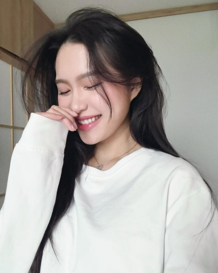 Bên dưới bài viết, vẻ đẹp ngọt ngào, mong manh của bà xã Đoàn Văn Hậu khiến dân mạng ưu ái gọi cô là 'bạch nguyệt quang'. Thuật ngữ này, xuất phát từ truyện ngôn tình, mang ý nghĩa 'vầng trăng sáng' - hình tượng chỉ những người đẹp hoàn mỹ, để lại dấu ấn sâu đậm trong lòng nhưng khó có thể chạm tới. Ảnh: IGNV