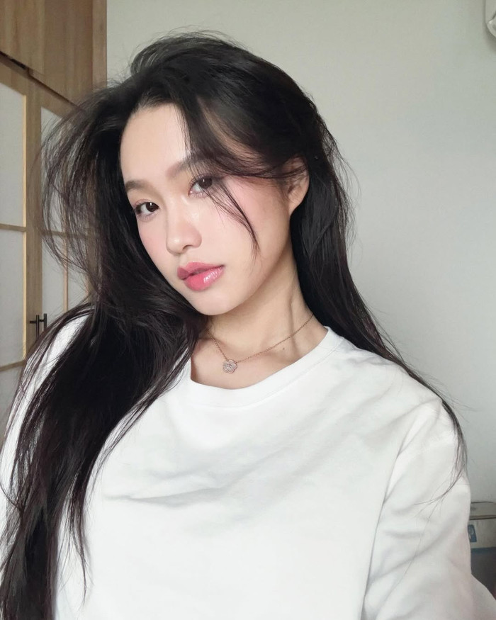 Mới đây, Doãn Hải My đã chia sẻ loạt khoảnh khắc đời thường lên trang cá nhân. Trong khung hình mở đầu, nàng WAG xuất hiện với vẻ ngoài giản dị, diện áo thun tay dài, tóc xõa tự nhiên. Tuy nhiên, điều thu hút sự chú ý hơn cả là 9 bức ảnh cận cảnh gương mặt, đặc biệt nhấn vào ngũ quan. Ảnh: IGNV