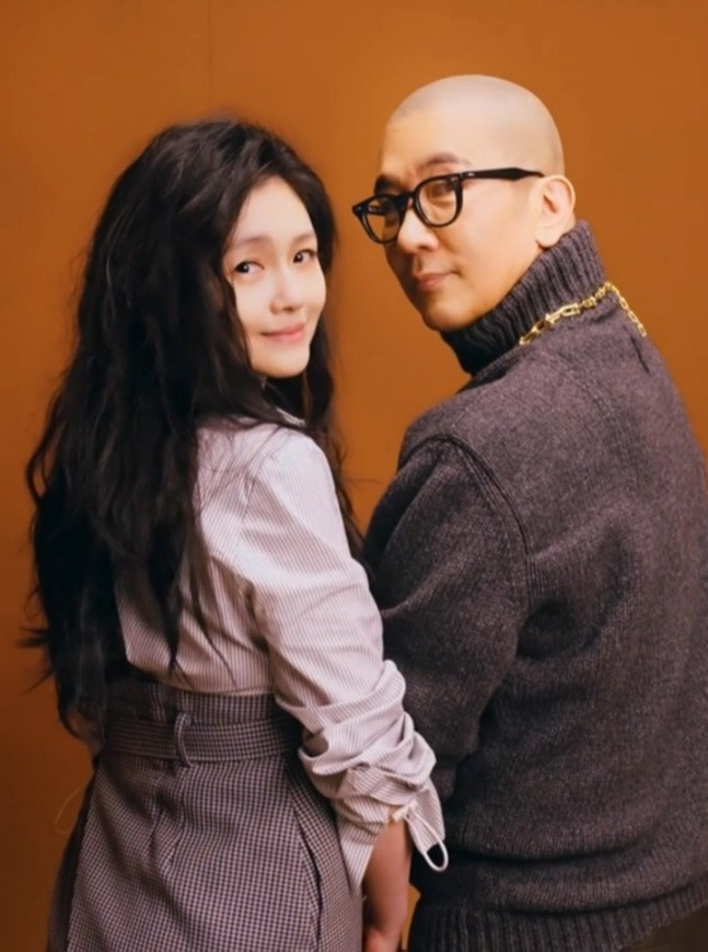 DJ Koo Jun Yup rất yêu thương vợ và các con riêng của vợ. (Ảnh IGNV)