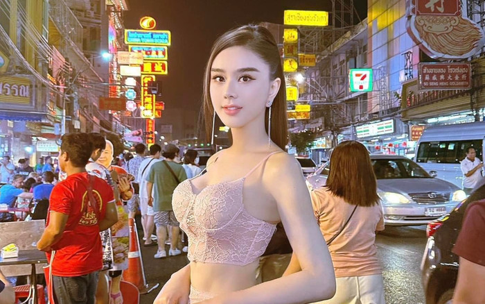 Lâm Khánh Chi được khen đẹp như 'gái 18' khi diện áo hở xuống phố Ảnh 2