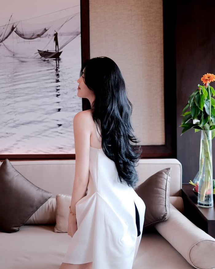 Tố Uyên - Thành Chung hiện đã có chung một bé trai kháu khỉnh. Sau khi 'yên bề gia thất', vợ Thành Chung tập trung lo toan cho gia đình và phát triển công việc kinh doanh thời trang. Dù bạn rộn nhưng nàng WAG vẫn tranh thủ dành thời gian đến sân cỏ để ủng hộ và cổ vũ mỗi khi chồng tham gia giải đấu. (Ảnh: FBNV)