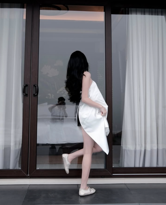 Đặc biệt, khán giả còn phát hiện vợ Thành Chung là một 'phú bà' ngầm của giới WAG Việt. Tố Uyên không ngần ngại sắm những mẫu túi hàng hiệu đắt đỏ, có giá trị lên đến hàng trăm triệu đồng. (Ảnh: FBNV)