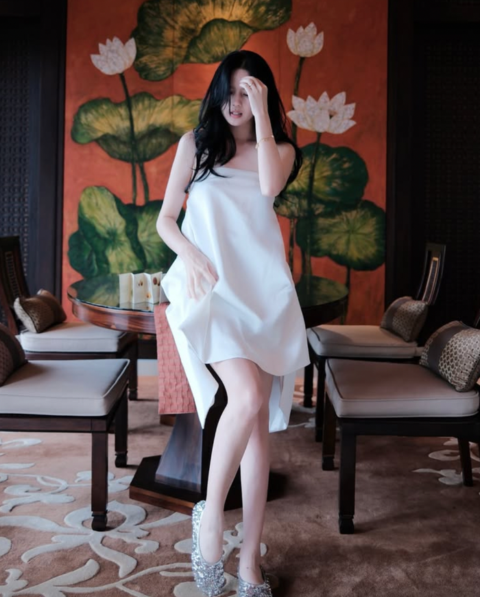 Vợ Thành Chung phối áo cúp ngực dáng dài cùng chiếc quần 'siêu short' theo mốt 'giấu quần'. Màn lên đồ này giúp Tố Uyên khoe bờ vai trần nuột nà cùng đôi chân dài thon, khó tìm ra khuyết điểm. Đặc biệt, làn da trắng bật tông còn phần nào giúp vợ Thành Chung tỏa sáng trong nhiều góc ảnh. (Ảnh: FBNV)