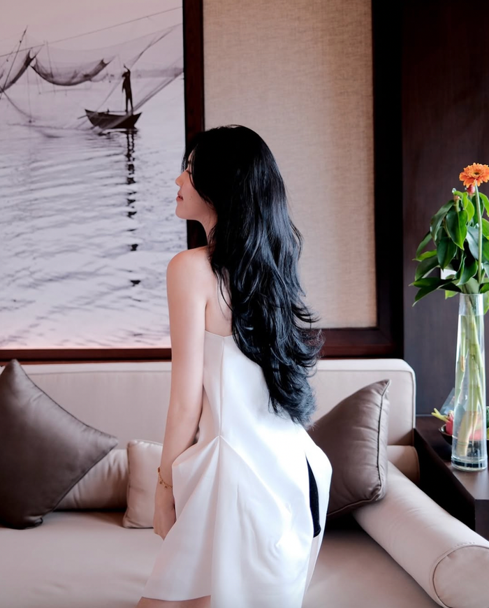 Được biết, Tố Uyên kém Thành Chung 3 tuổi, từng là người mẫu ảnh tại Hà Nội với độ nhận diện cao. Cô sở hữu trang Instagram với hơn 129 nghìn người theo dõi. (Ảnh: FBNV)