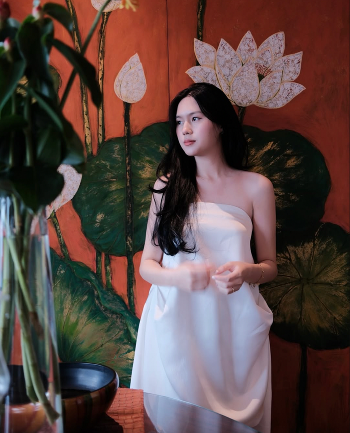 Trên trang cá nhân, Tố Uyên - vợ trung vệ Thành Chung đăng tải loạt ảnh mới, thu về lượng tương tác lớn. Như thường lệ, sắc vóc nổi bật, chẳng kém cạnh thí sinh cuộc thi hoa hậu của nàng WAG là điều được công chúng dành nhiều lời khen ngợi. (Ảnh: FBNV)