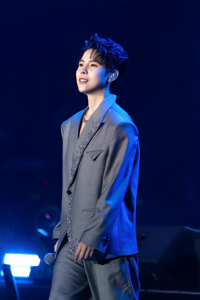 Ca sĩ 9X từng tâm sự cô gặp chút khó khăn ở thời gian đầu come out nhưng dần dần đã được gia đình thấu hiểu, yêu thương. (Ảnh FBNV)