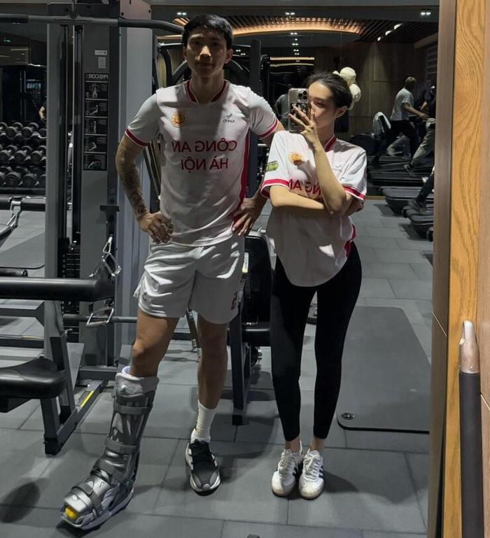 Doãn Hải My cùng chồng đi khắp nơi điều trị, tập vật lý trị liệu để Đoàn Văn Hậu sớm phục hồi. 